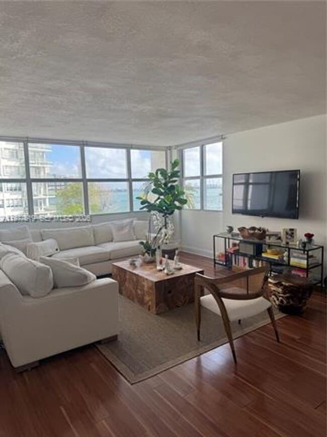 Building Photo - 1420 Brickell Bay Dr