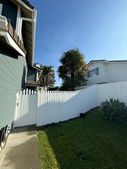 PRIVATE FENCED ENTRANCE BEFORE FRONT DOOR - 4179 Ironwood Dr
