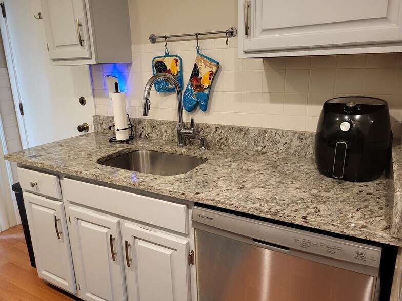 Building Photo - 335 Glendale Ave