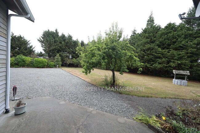 Building Photo - 3 bed 2.5 bath home in a private country setting, close to town. All new luxury vinyl plank floor...