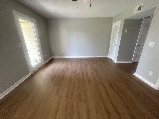 Building Photo - 137 Lionsgate Dr
