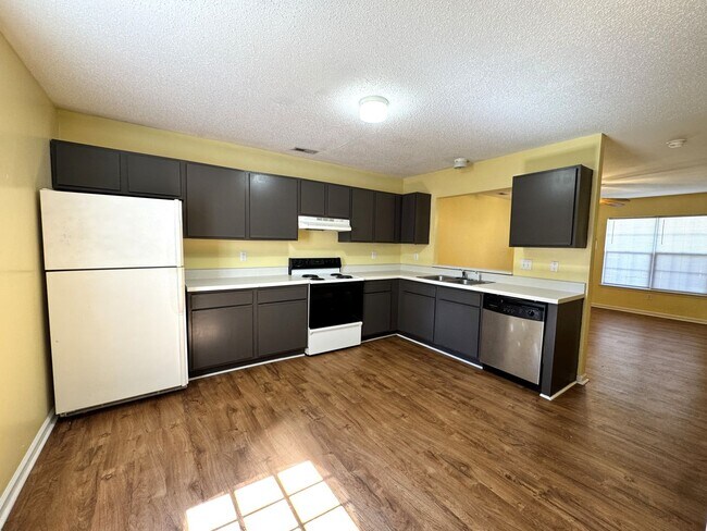 Building Photo - 2BR/2.5 Bath Townhome Minutes to Camp Lejuene