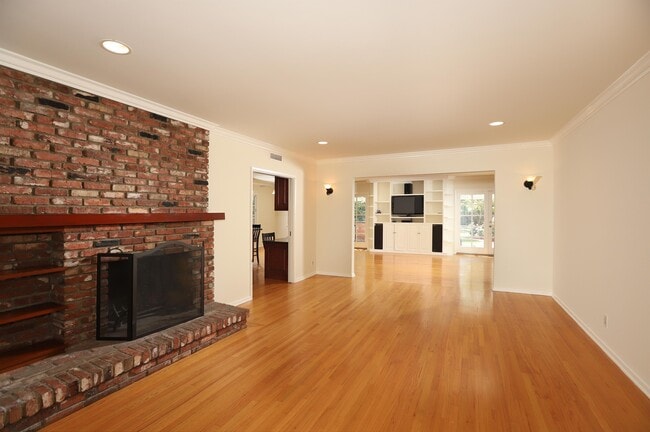 Building Photo - 605 Brightside Ln