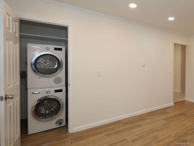 Building Photo - 105 Florence St