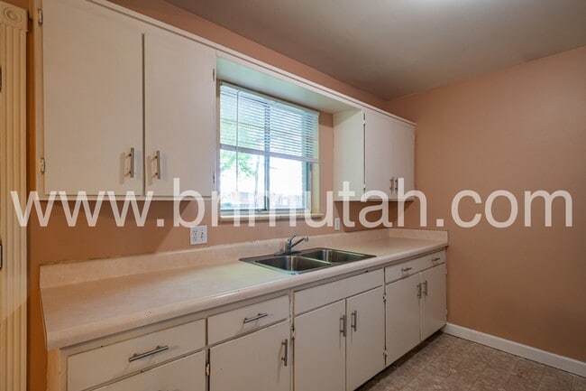 Building Photo - 1561 E 4945 S