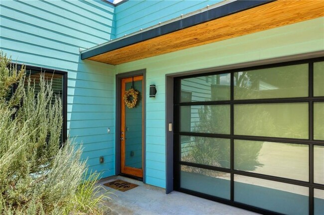 Building Photo - Fantastic lightly lived-in custom construc...