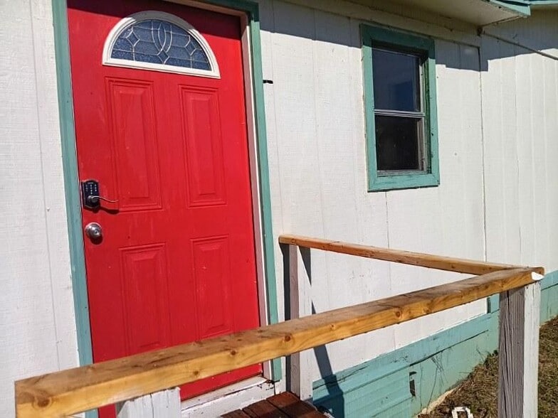 Building Photo - 960 County Rd 662