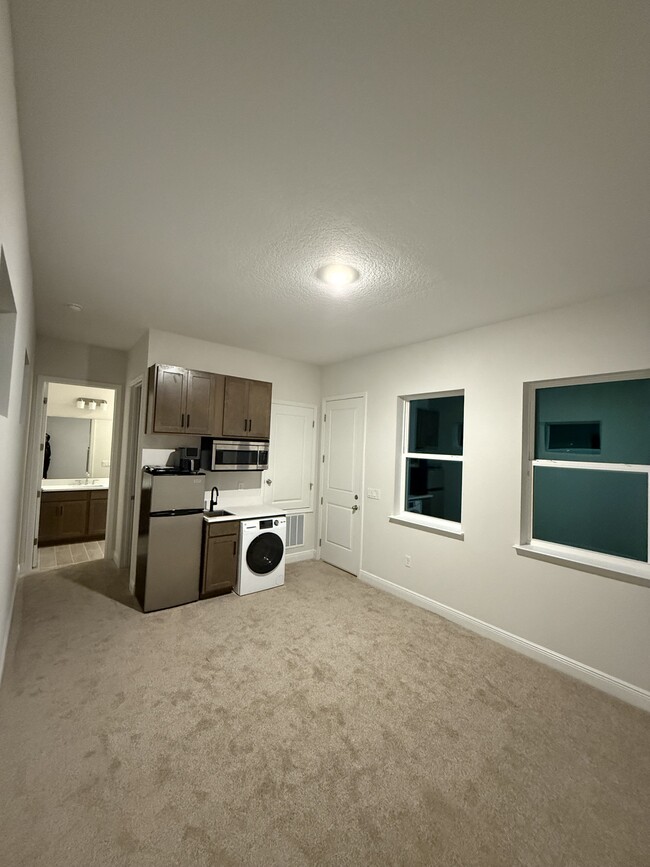 Studio apartment w/ kitchenette. Includes washer/dryer all-in-one combo, cooktop double burner, air - 3109 Voyager Ave