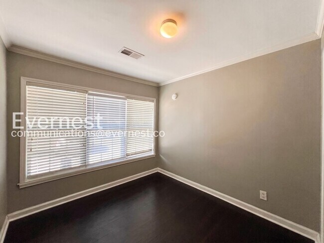 Building Photo - 5 Bed/4 Bath Home with Fenced Yard / Available Now!