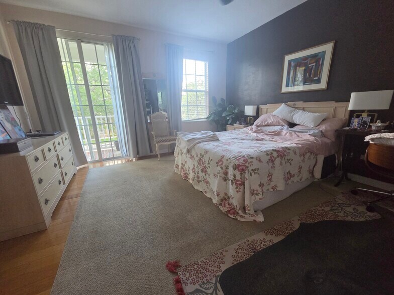 master bedroom - 137 Radcliffe Ct