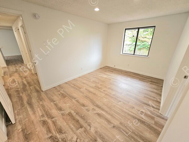Building Photo - 2112 NE 33rd St