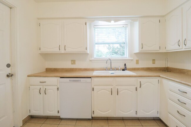 Building Photo - Charming 2 Bed, 1 Bath Home!