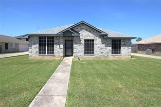 Building Photo - 1109 Mockingbird Ln