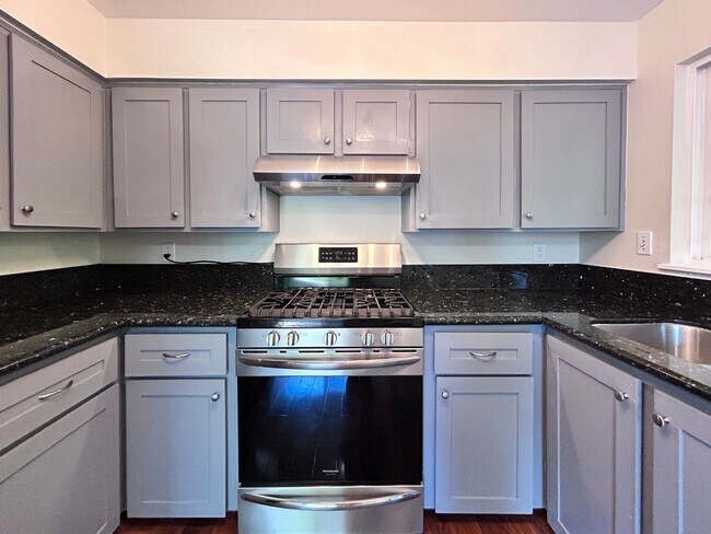 Building Photo - Large 3 Bed, 2 Bath, Sanctuary!