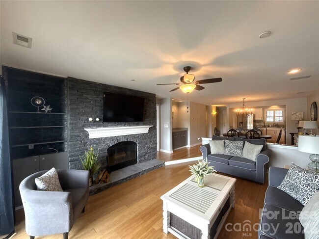 Building Photo - 9817 Emerald Point Dr