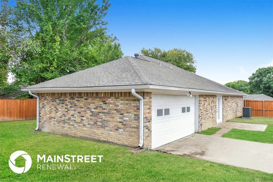 Building Photo - 5401 Edgewater Cir