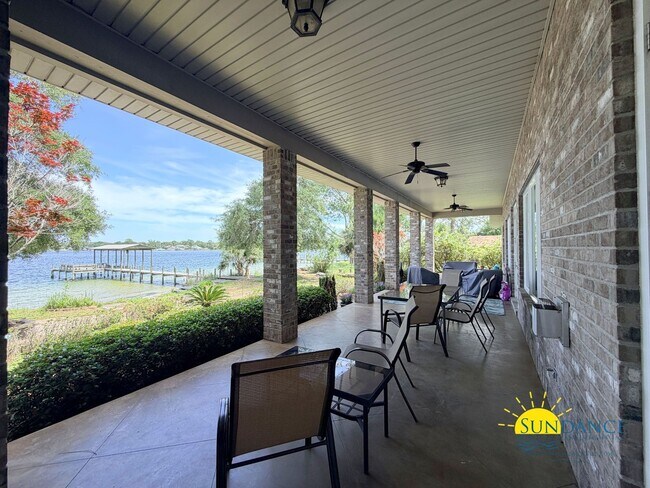 Building Photo - Beautiful Waterfront Property in Prime Location!