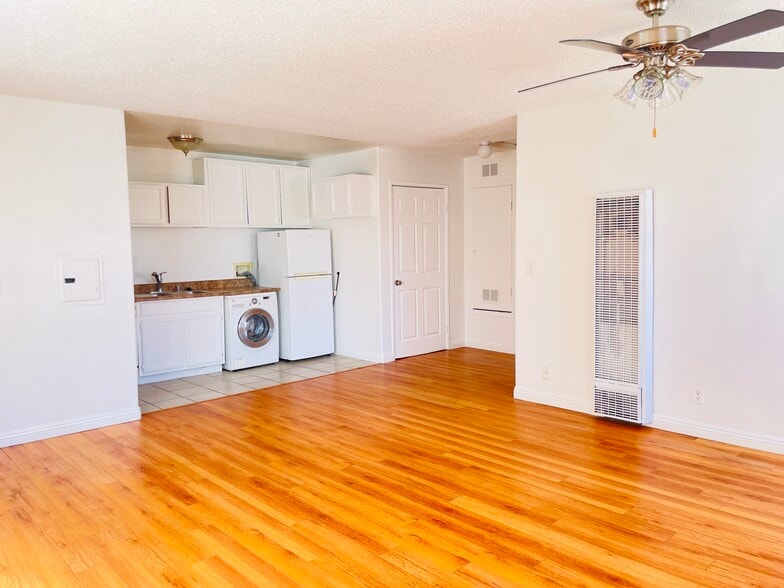 Building Photo - 136 N Mariposa Ave