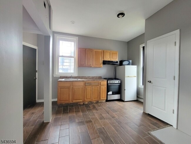 Building Photo - 423 2nd St
