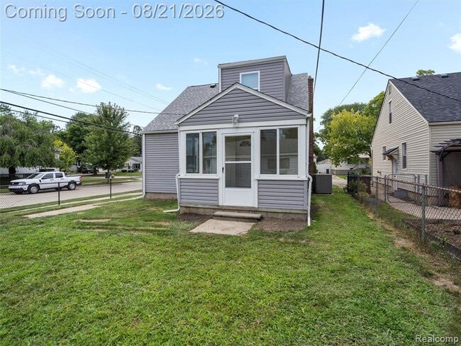Building Photo - 1027 S Wilson Ave