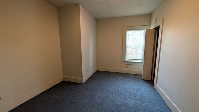 Building Photo - 3BR/1BA -- Deck, Separate Dining Room, In-Unit Laundry