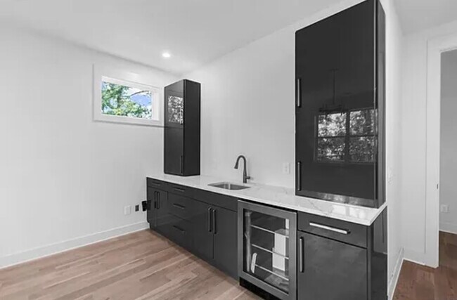 Building Photo - 2323 Carter Ave