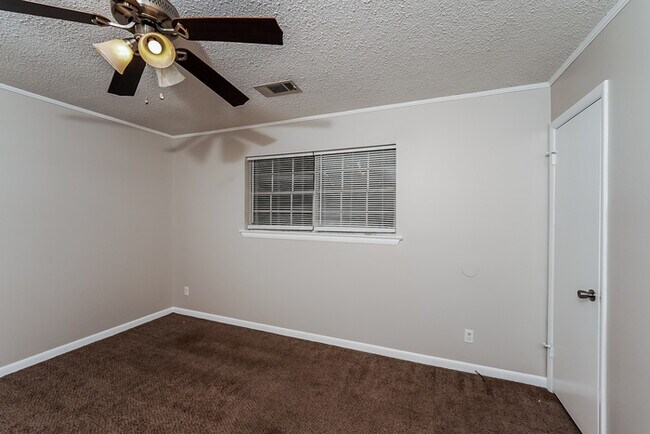 Building Photo - 1013 Sandy Brook Cir