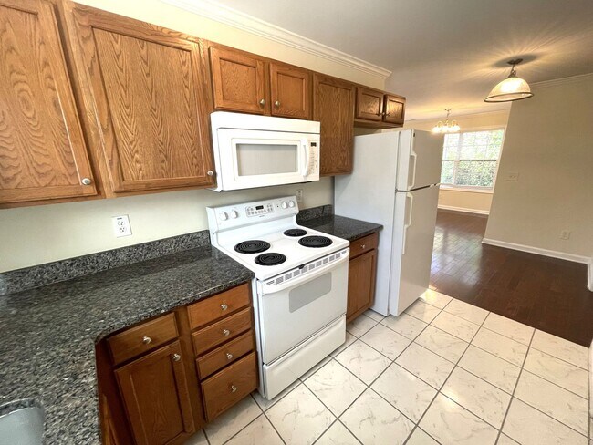 Building Photo - 5br House Near Campus