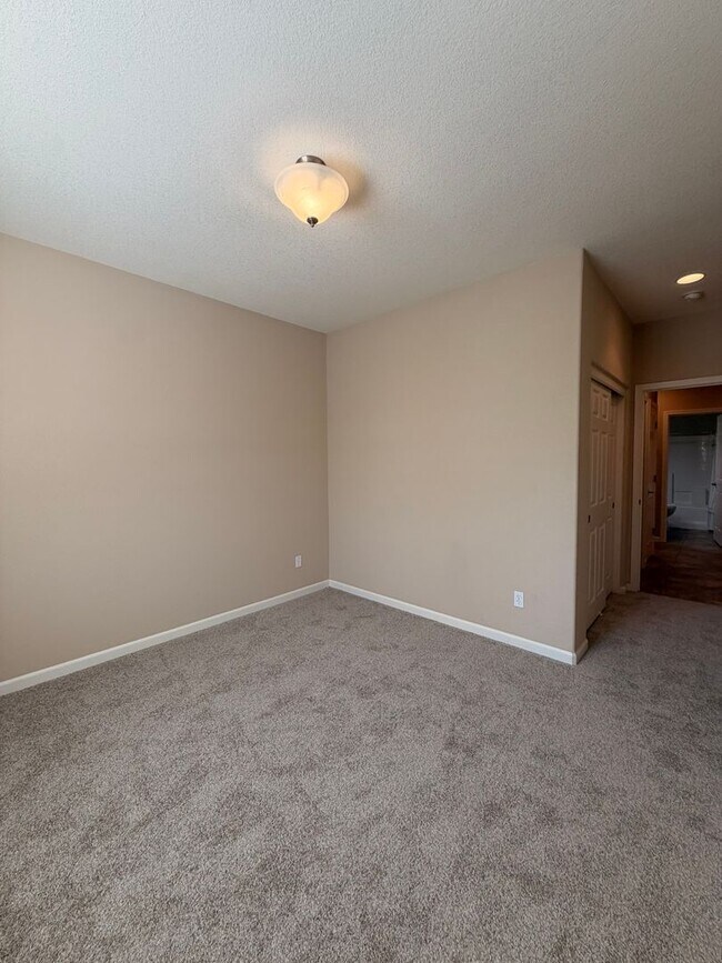 Building Photo - 10787 Grayslake Dr
