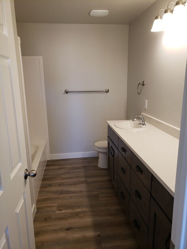 Building Photo - Great Springville Townhome