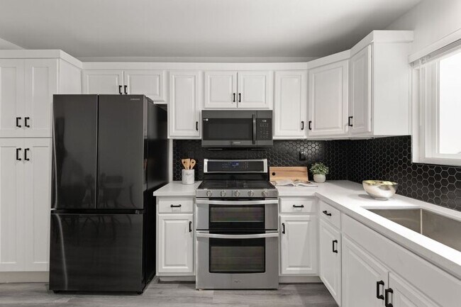 Building Photo - 1704-1710 Hanford Dr