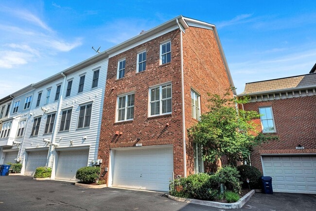 Building Photo - Stunning 4BR All-Brick End-Unit Townhome with Rooftop Terrace in Potomac Greens