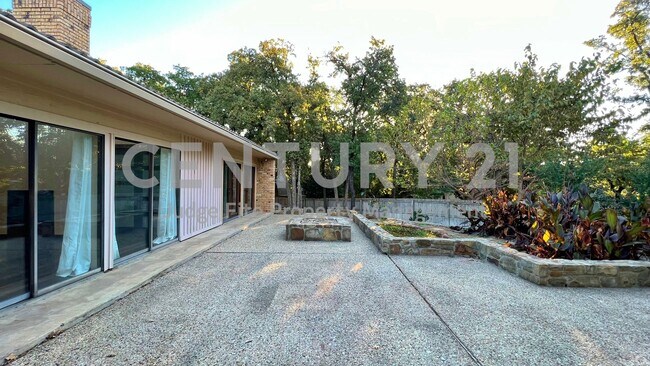 Building Photo - Stunning 4/3/2 Nestled at End of Cul-de-sa...