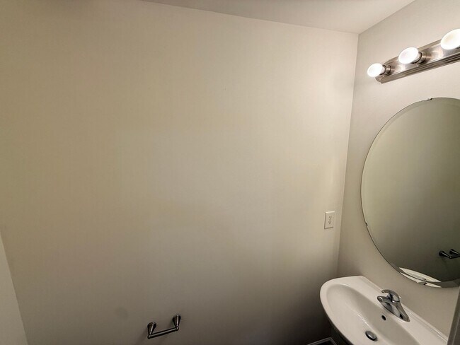 Building Photo - Upgraded Townhome