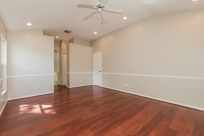 Building Photo - 2010 Berry Lake Dr