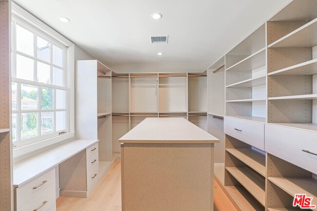 Building Photo - 2627 Wallingford Dr