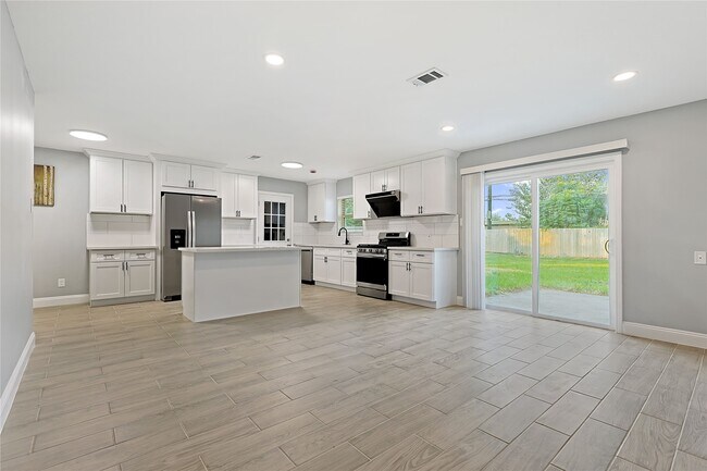 Building Photo - 7103 Lugary Dr