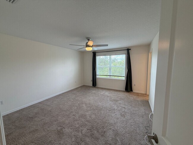 Building Photo - 3 Bedroom 2.5 Bath Townhouse W/1 Car garag...