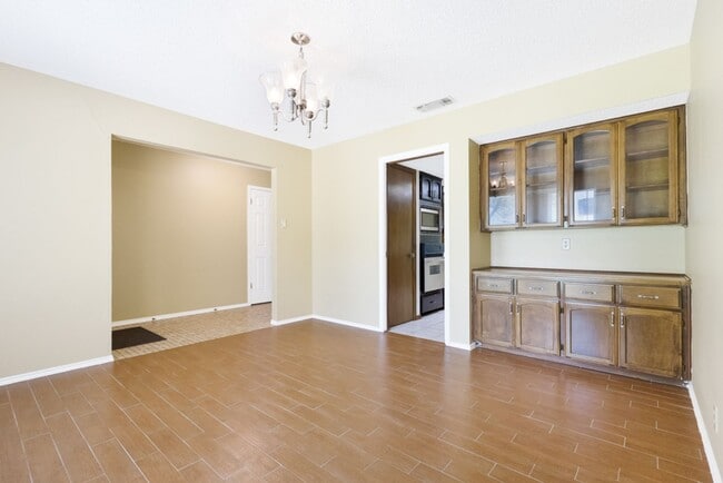 Building Photo - Charming Home Awaits: Spacious & Modern Living in a Prime Location