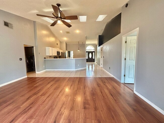 Building Photo - Waterfront Pool Home in Waterford Lakes