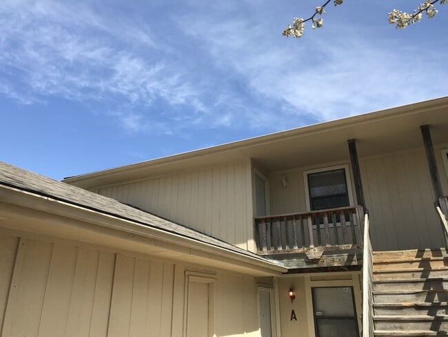 Building Photo - Cute 2 bedroom 1 bathroom home with 1 car garage