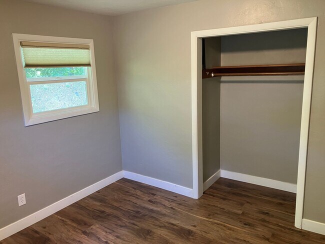 Building Photo - Cozy Three Bedroom Home in South Salem