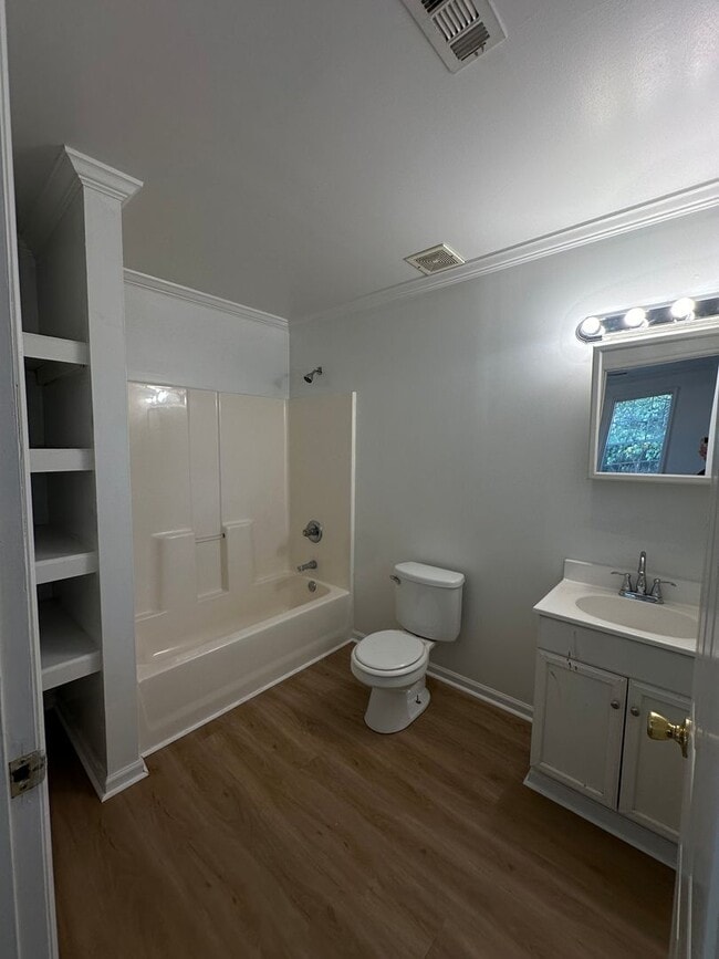 Building Photo - 3 Bedroom 2 Bath in East Tuscaloosa