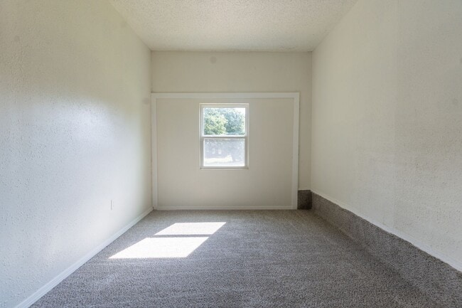 Building Photo - Cute 5 Bedroom House!