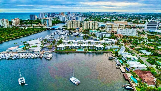Building Photo - 2727 Yacht Club Blvd