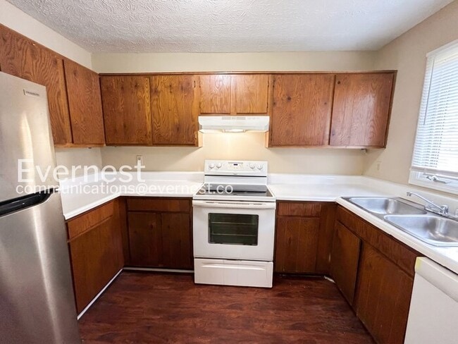 Building Photo - 3 Bed, 3 Bath Home with Off-Street Parking / Pet-Friendly / Available Now!