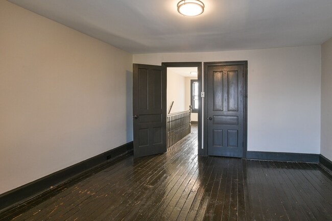 Building Photo - Large 5 Bedroom on Peffer