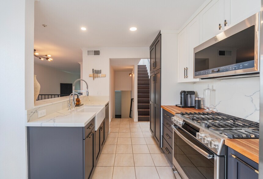 Building Photo - 5455 Sylmar Ave