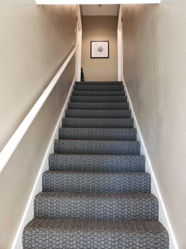 Building Photo - 2 bedroom in Oakland CA 94609