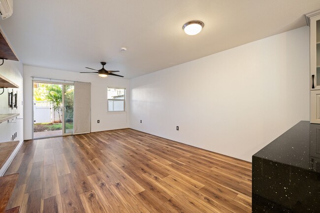 Building Photo - Pet Friendly 2 bed/ 2.5 bath/ 2 parking at...